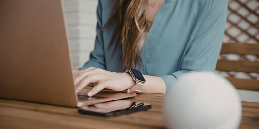 immagine che raffigura una donna al pc in smart working