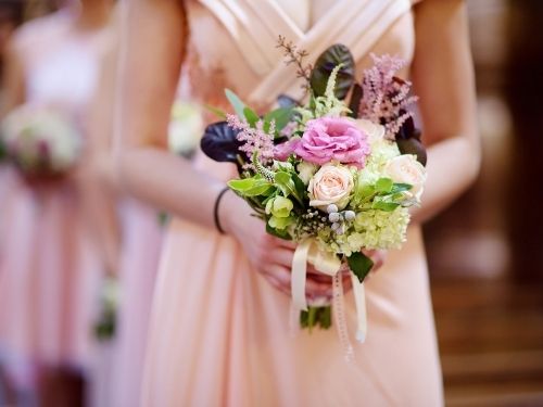 Testimone di nozze mantiene bouquet di fiori