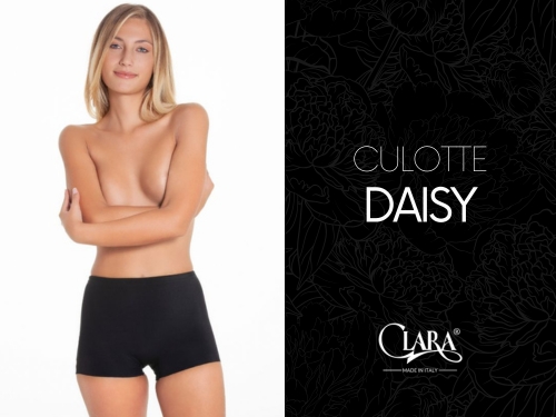 Modella indossa la culotte nera Daisy della Collezione Clara Intimo