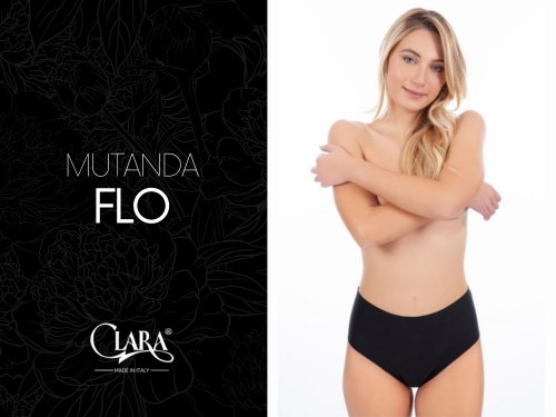Modella indossa mutanda slip nera Flo della collezione Clara Intimo.