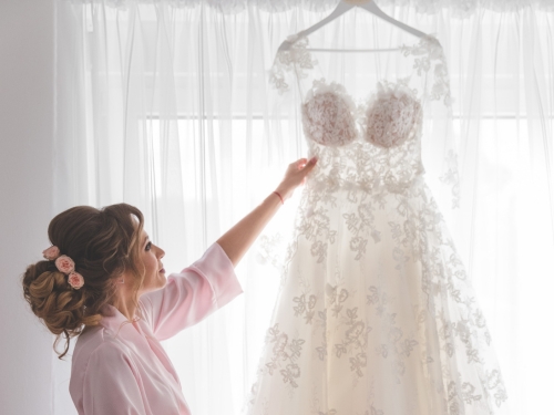 Donna in intimo che si prepara per il suo matrimonio.