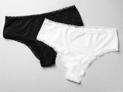 Due modelli di mutanda donna bianco e nero