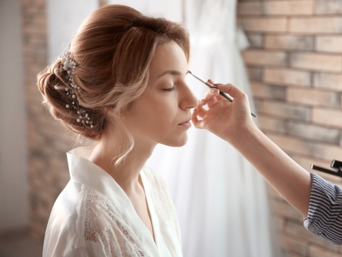 Sposa in intimo durante il momento make up.