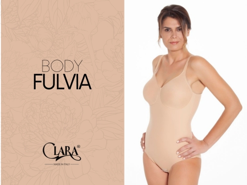 Modella indossa il body color skin Fulvia della Collezione Clara Intimo.