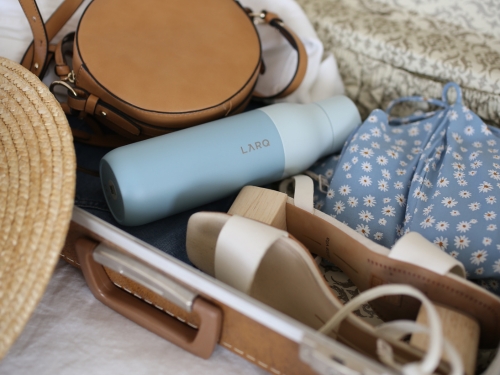 Valigia pronta per viaggiare con capi essenziali e intimo.